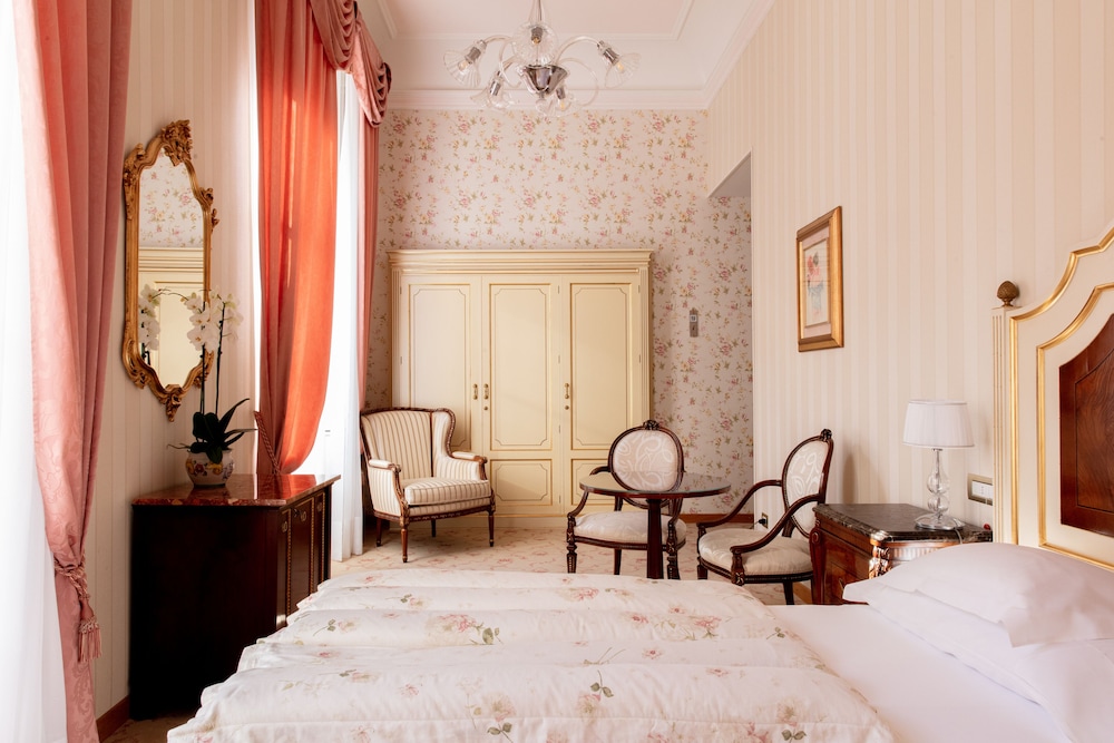 Classic Double or Twin Room (Park / Town View)