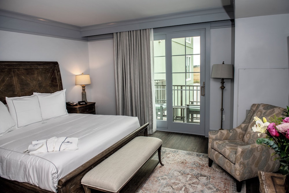 Standard Room, 1 King Bed (Studio Balcony)