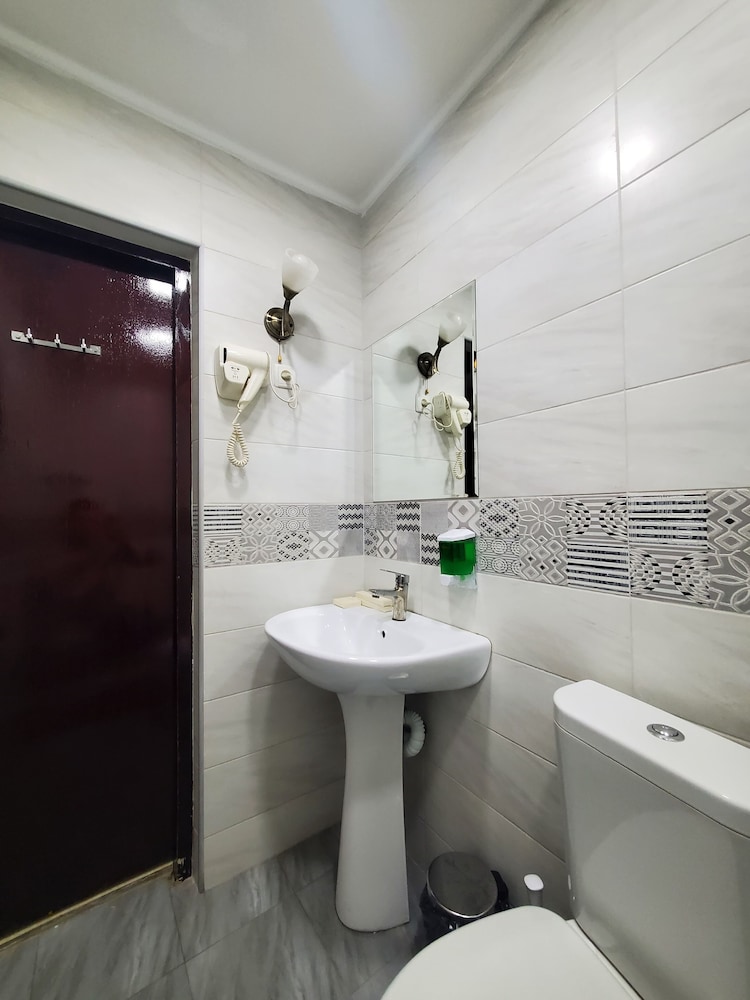 Basic Double or Twin Room - Photo 7