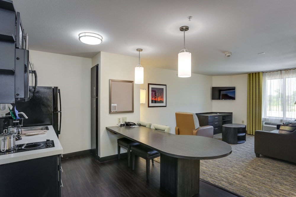 Suite, 1 King Bed, Accessible (1 King, Comm, Mobil Tub) photo 2