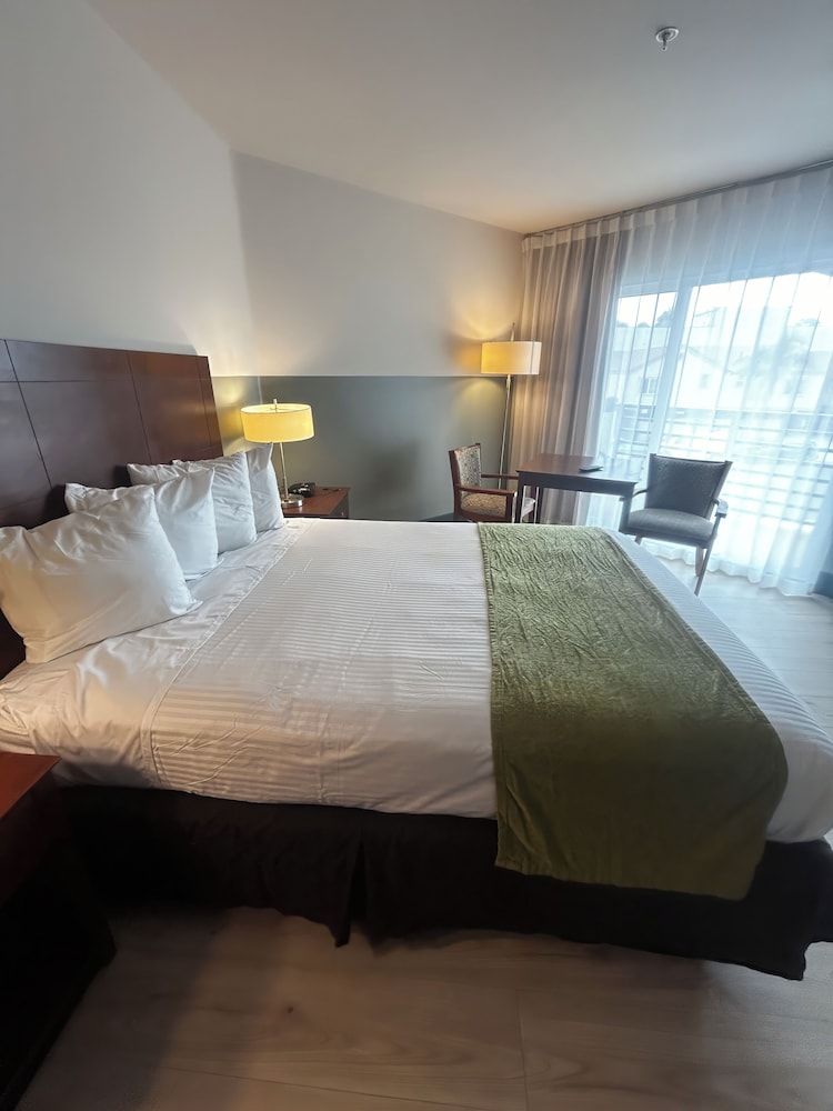 Standard Room, 1 Queen Bed, Balcony photo 1