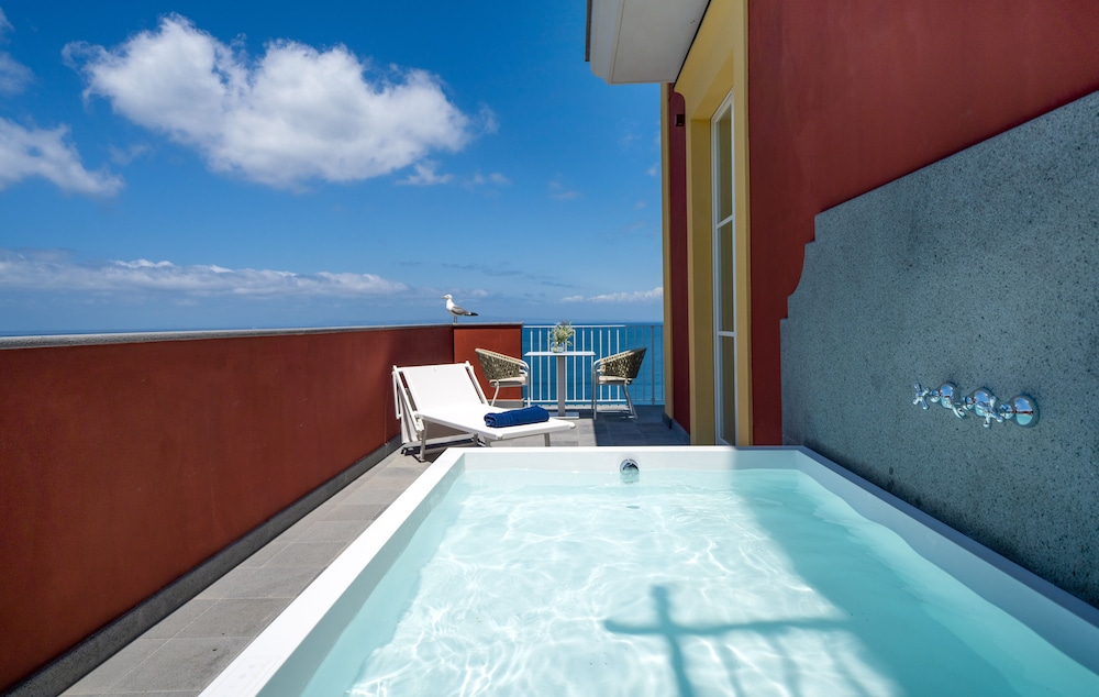 Junior Suite, Hot Tub, Sea View (Deluxe) - Photo 7