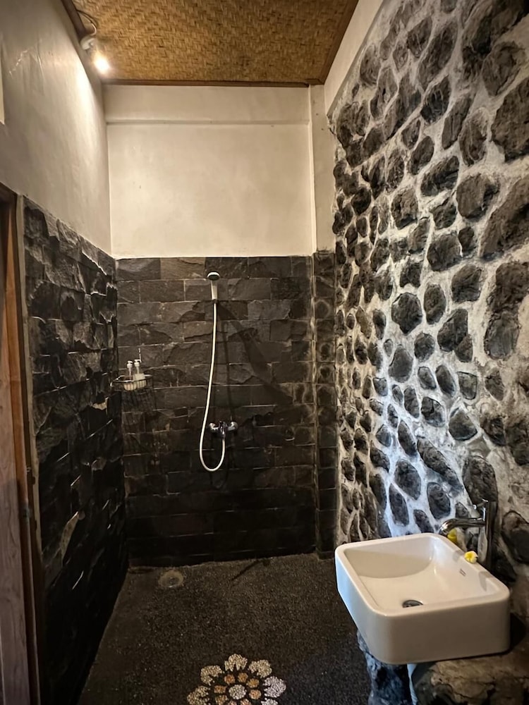Basic Double Room, 1 Bedroom, Garden View photo 3