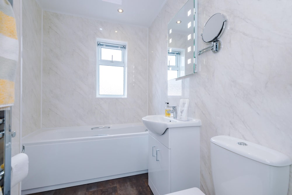 Exclusive House, Ensuite photo 2