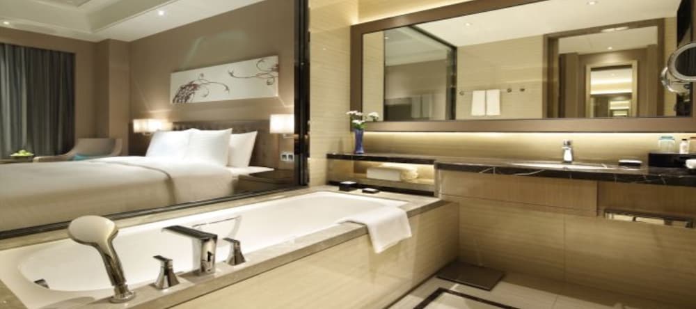 Deluxe King Room photo 3