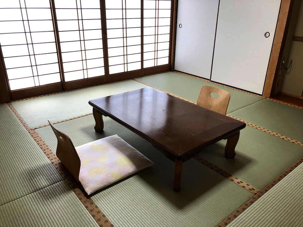 Standard Japanese Style Room with Shared Bathroom photo 3
