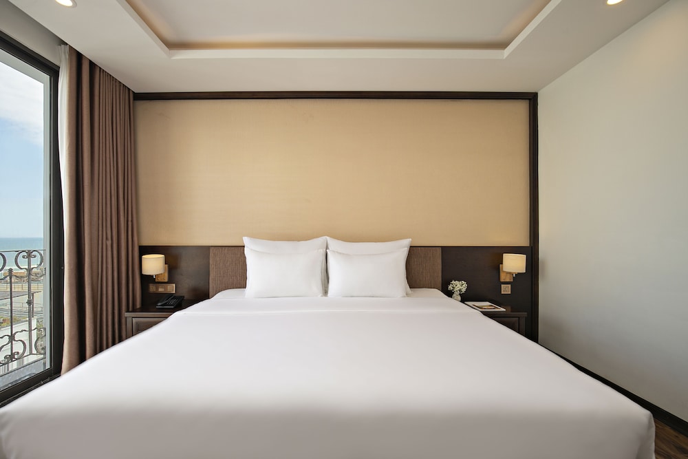 Deluxe Triple Room, 2 Bedrooms, City View photo 3