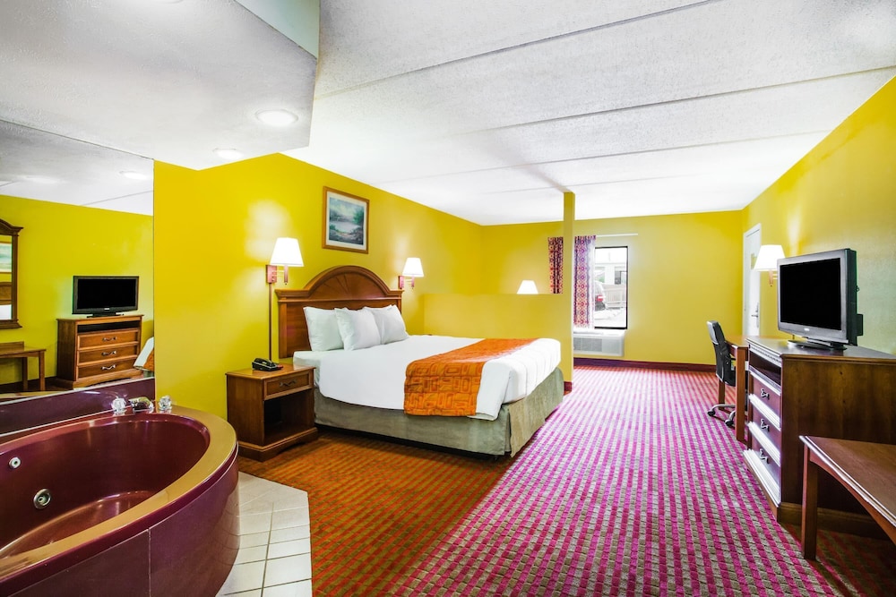 Suite, 1 King Bed, Smoking - Photo 1