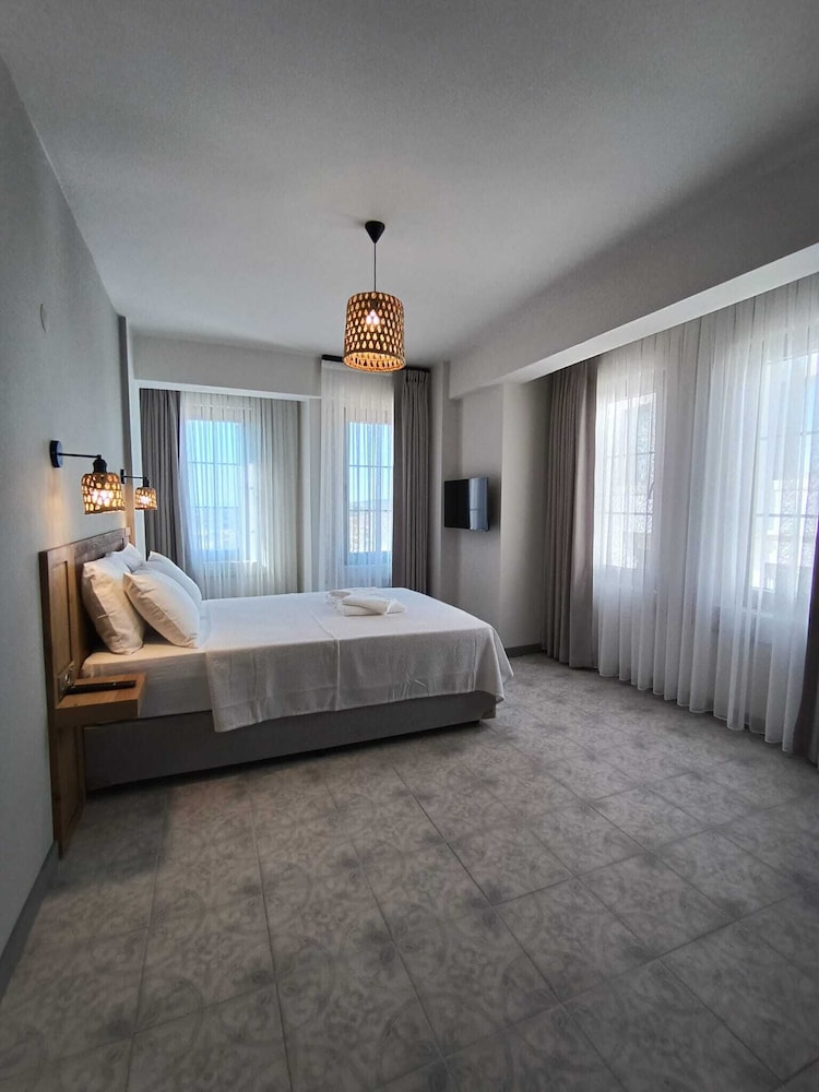 Deluxe Room, 1 Queen Bed photo 1