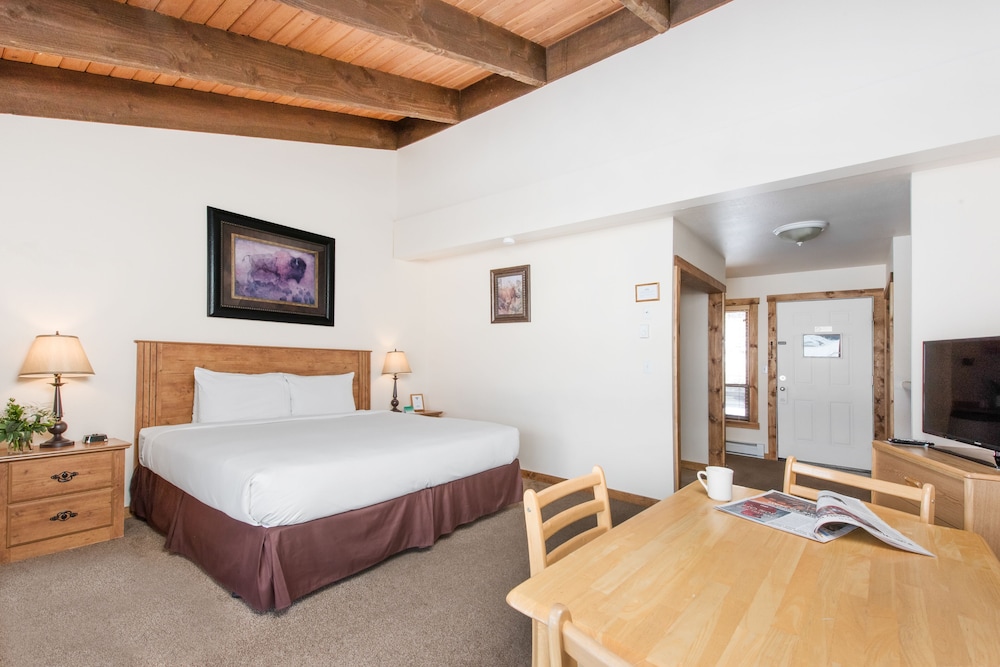 Superior Suite, 1 King Bed, Kitchenette photo 3
