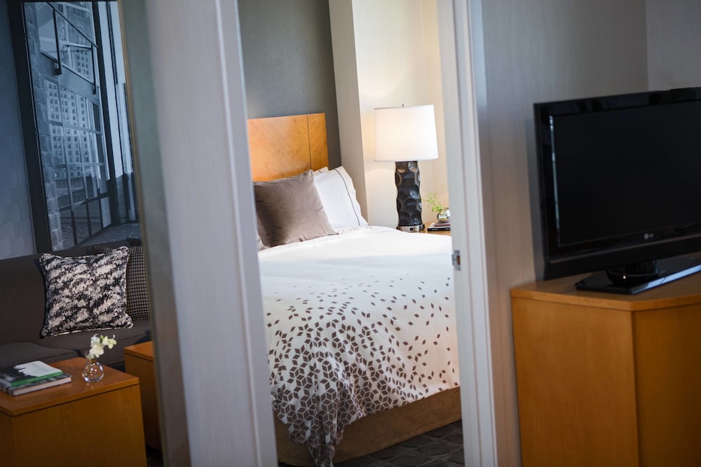 Suite, 1 Bedroom - Photo 2