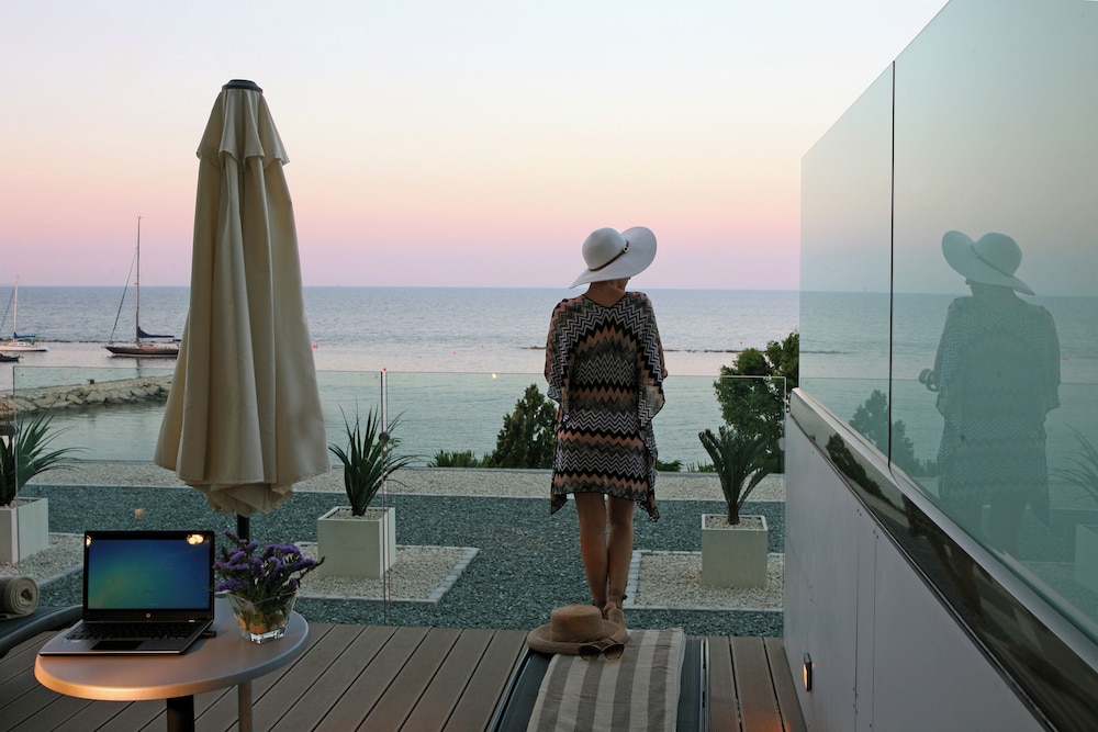 Premium Room, 1 King Bed with Sofa bed, Terrace, Sea View - Photo 4