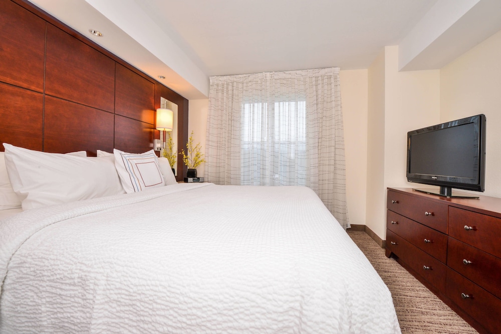 Executive Suite, 1 Bedroom, Fireplace - Photo 2