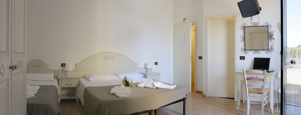 Triple Room, Private Bathroom - Photo 2