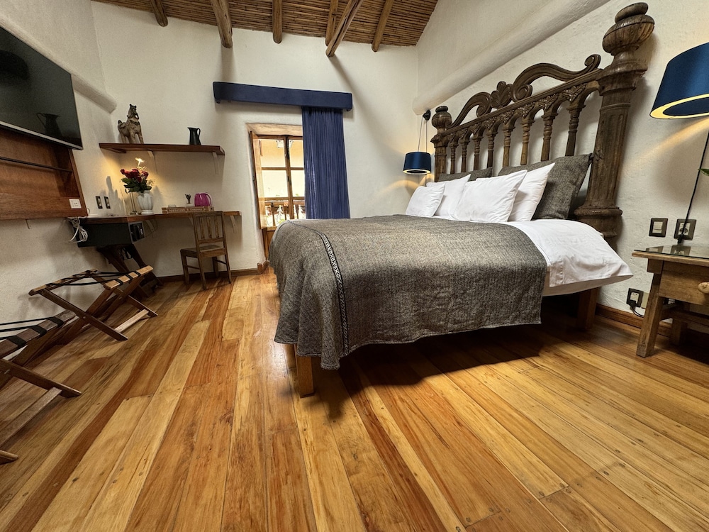 Design Room, 1 King Bed, City View photo 3