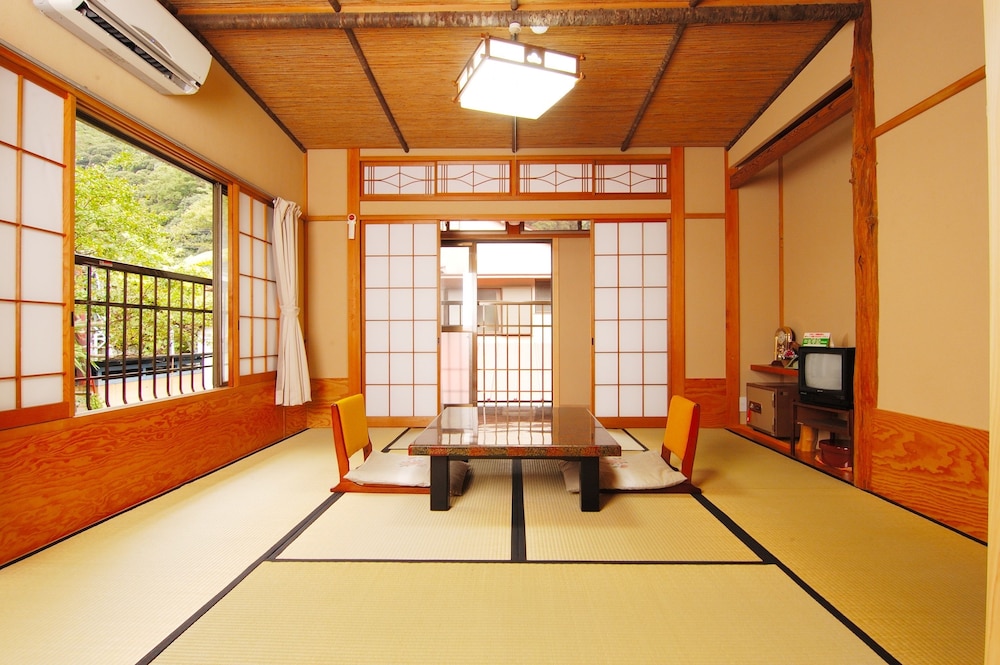 Japanese Style Quadruple Room photo 2
