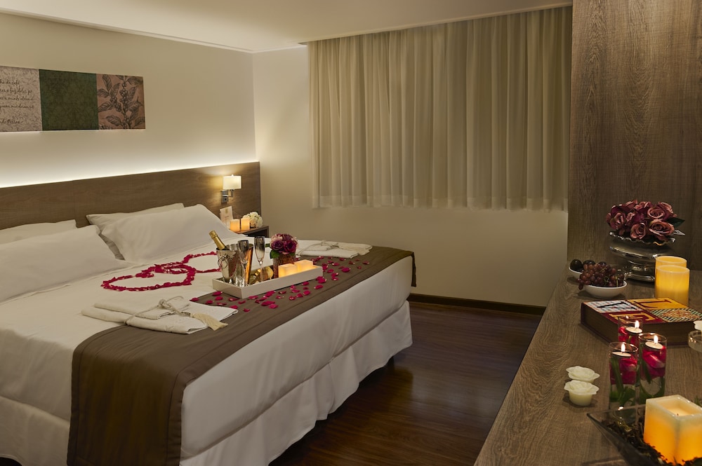 Superior King Bed, Non-Smoking photo 3