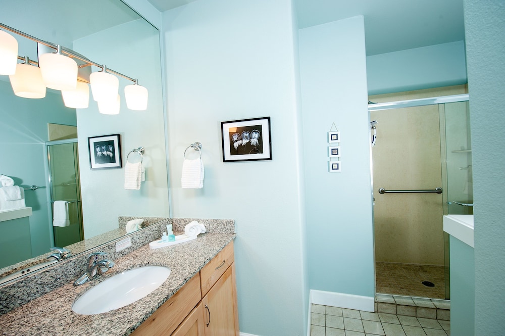 Condo, 2 Bedrooms, Ocean View, Beachfront photo 2