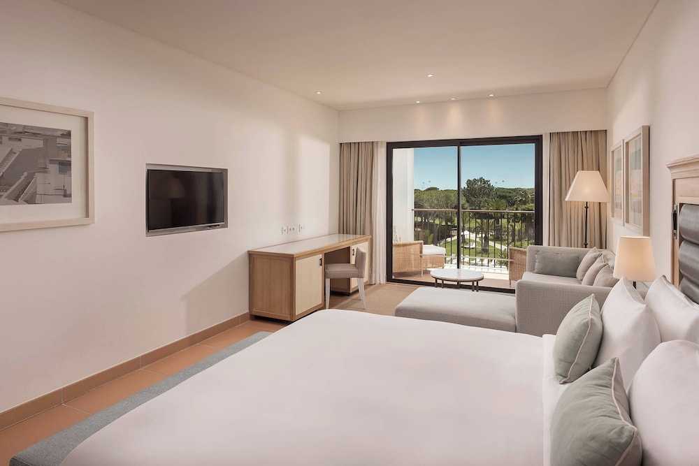 Junior Suite, 1 Queen Bed, Pool View