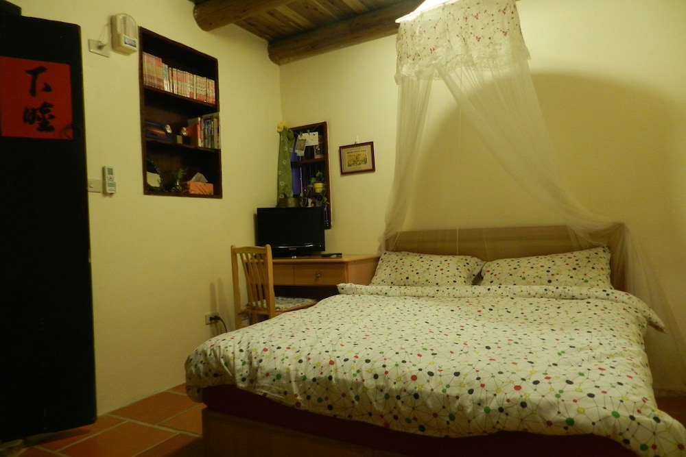 Standard Double Room, Shared Bathroom photo 2