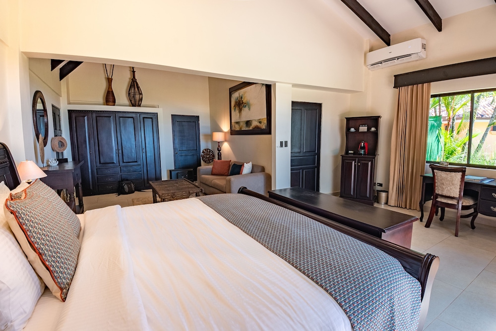 Deluxe Room, 1 King Bed photo 3