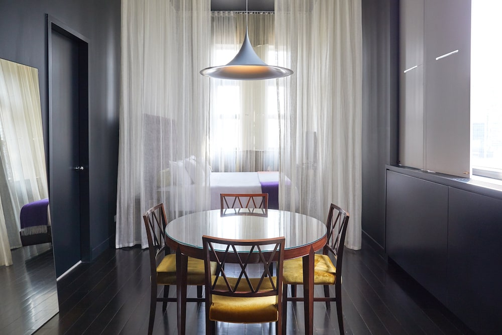 Signature Suite - Photo 1