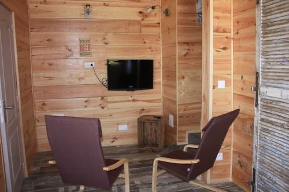 Deluxe Studio Suite, 1 Bedroom, Pool Access, Garden View photo 3