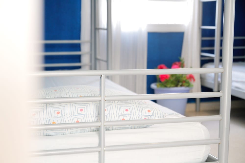 Una cama en una habitación compartida de 6 camas mixtas.