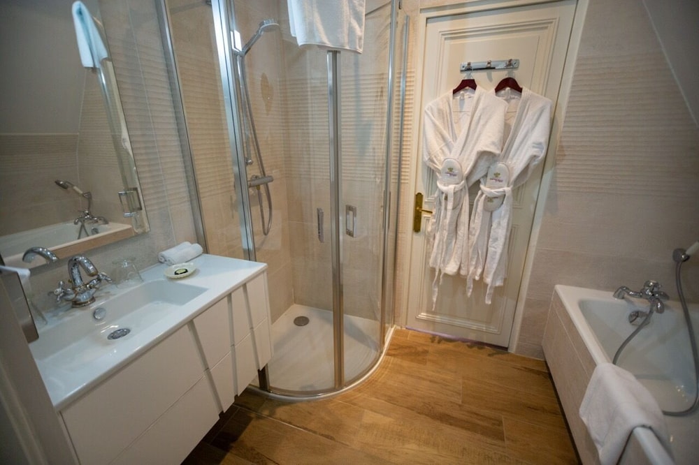 Deluxe Double Room, Ensuite, Garden View (Marguerite De Navarre ) - Photo 8