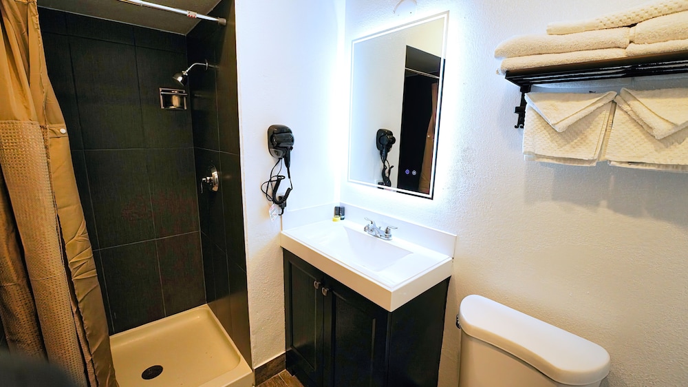 Newly Remodeled Room, King Bed, Balcony, Non-Smoking - Photo 11
