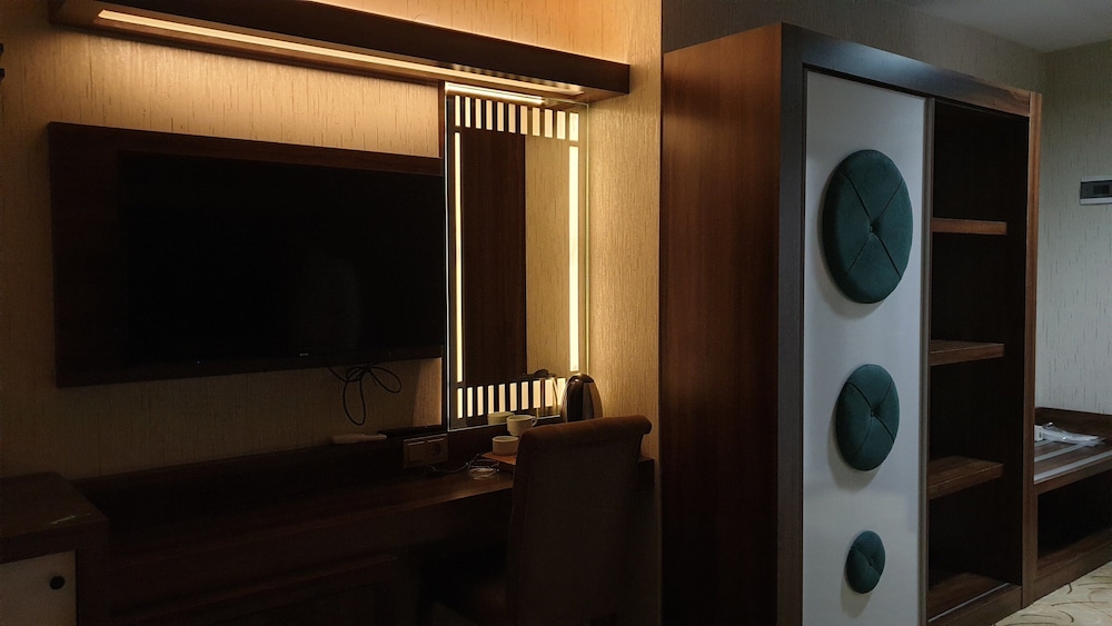 Quadruple Room, City View photo 1