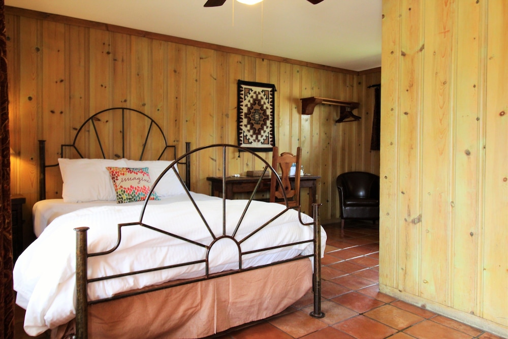 Classic Room, 1 Queen Bed photo 2