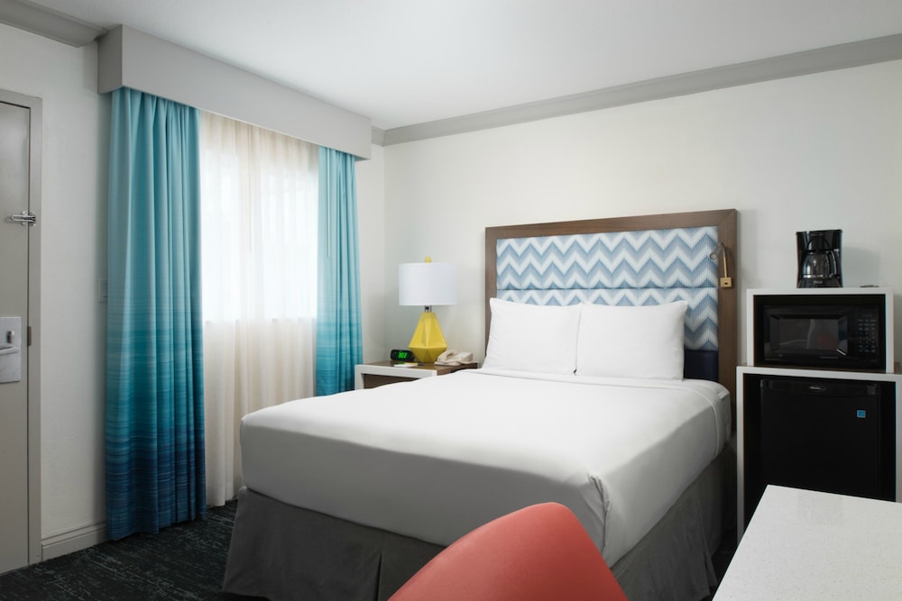 Standard Room, 1 Queen Bed - Photo 1