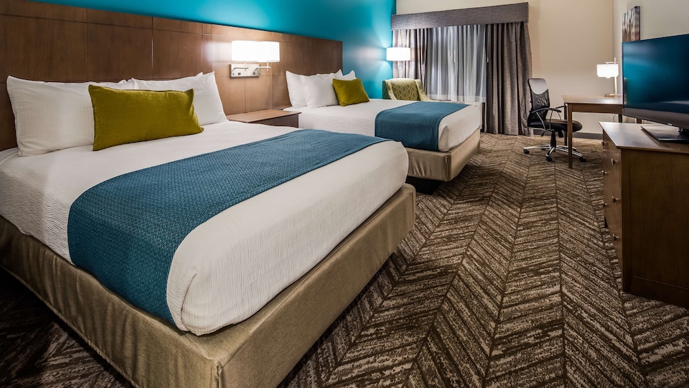 Suite, 2 Queen Beds, Non Smoking, Refrigerator & Microwave (with Sofabed) photo 2