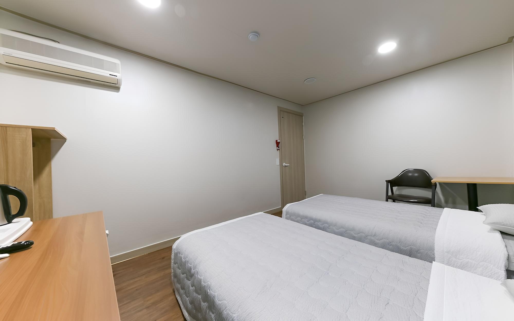 Room (Twin) - Photo 4