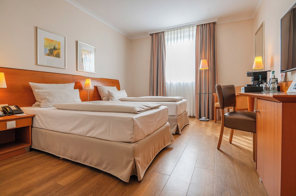 Business Room, 1 Queen Bed, Garden View - Photo 1