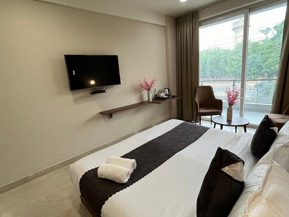 Superior Room with Balcony - Photo 12