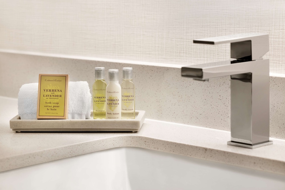 Junior Suite, 1 King Bed, Accessible, Bathtub (Mobility & Hearing) - Photo 5