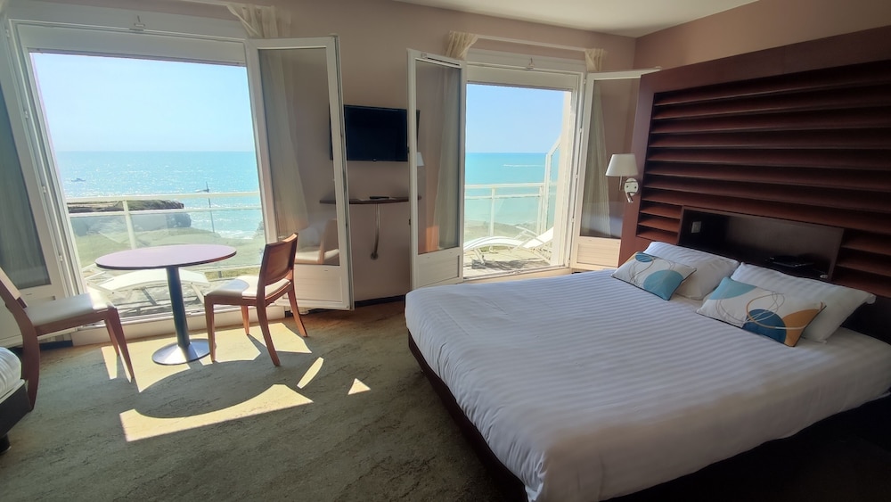 Superior Double Room, 1 Queen Bed with Sofa bed, Bathtub, Oceanfront photo 1