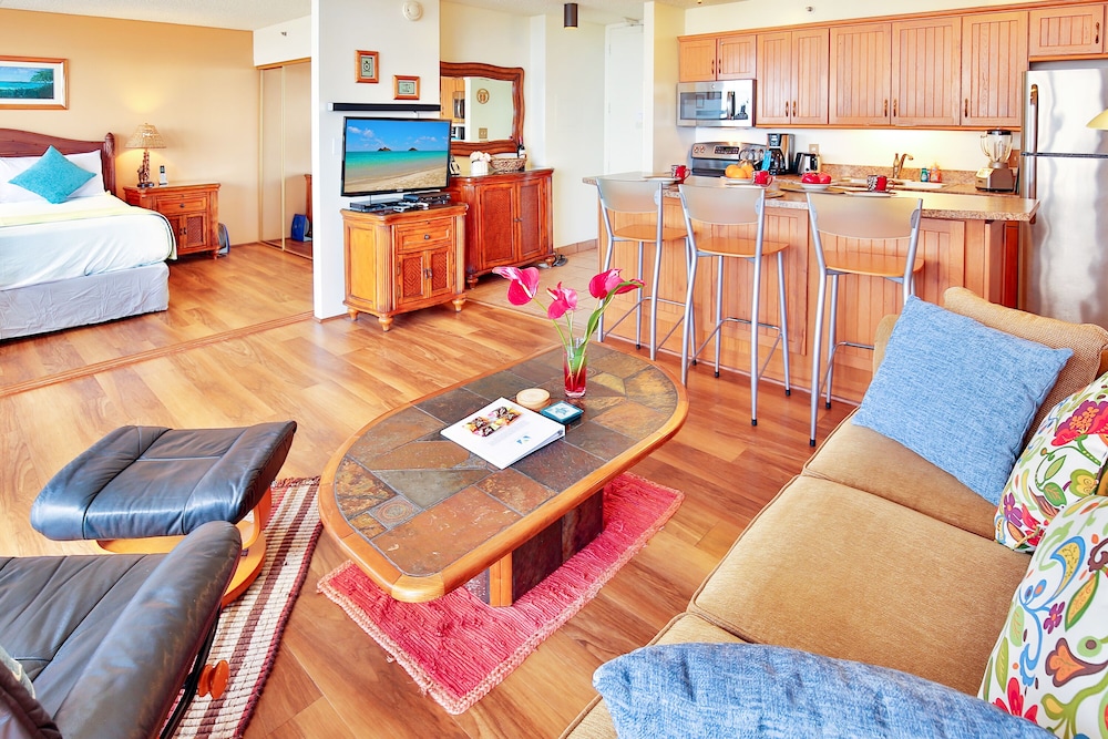 High Floor Ocean View Condo (King Bed and Parking): Apartment, 1 Bedroom, Balcony, Ocean View (0043) photo