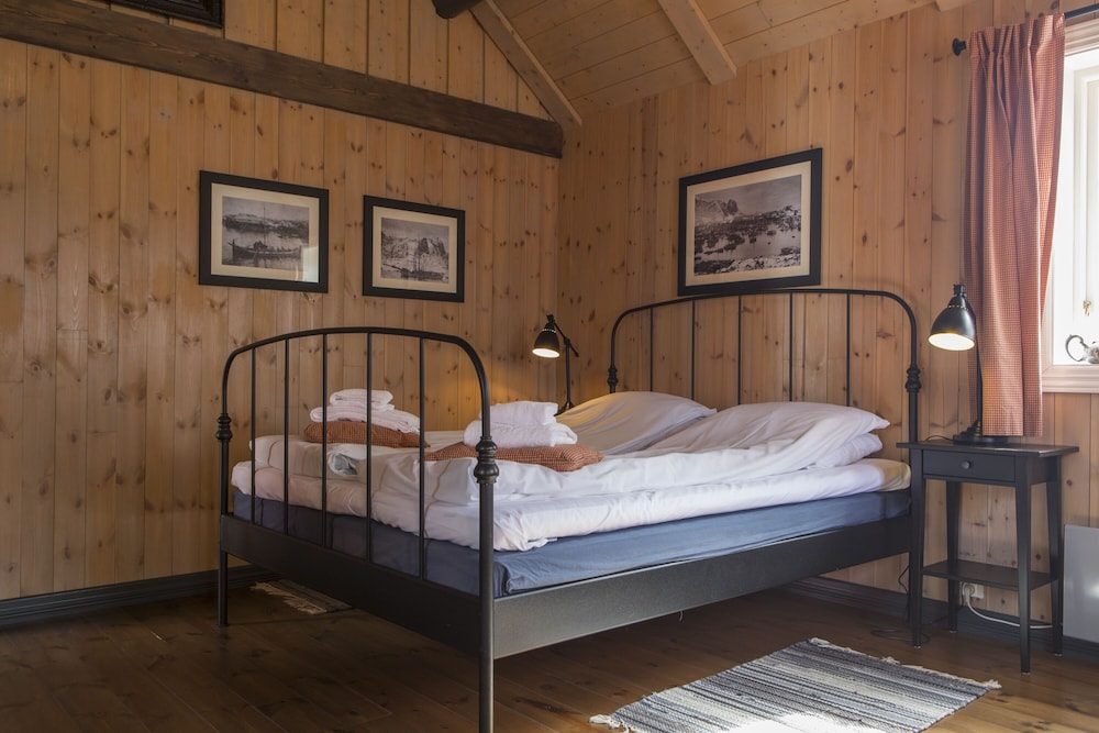1-bedroom Deluxe rorbu cabin with sea view photo 3