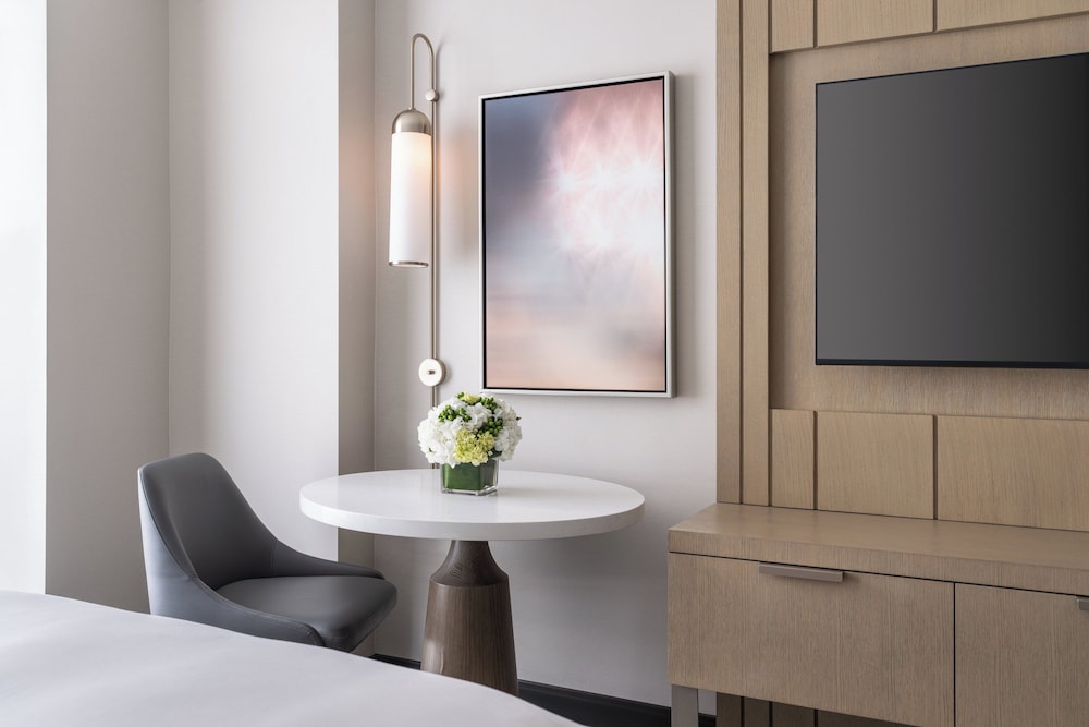 Superior Room, 1 King Bed, Mobility Accessible (Roll-in Shower) photo 3