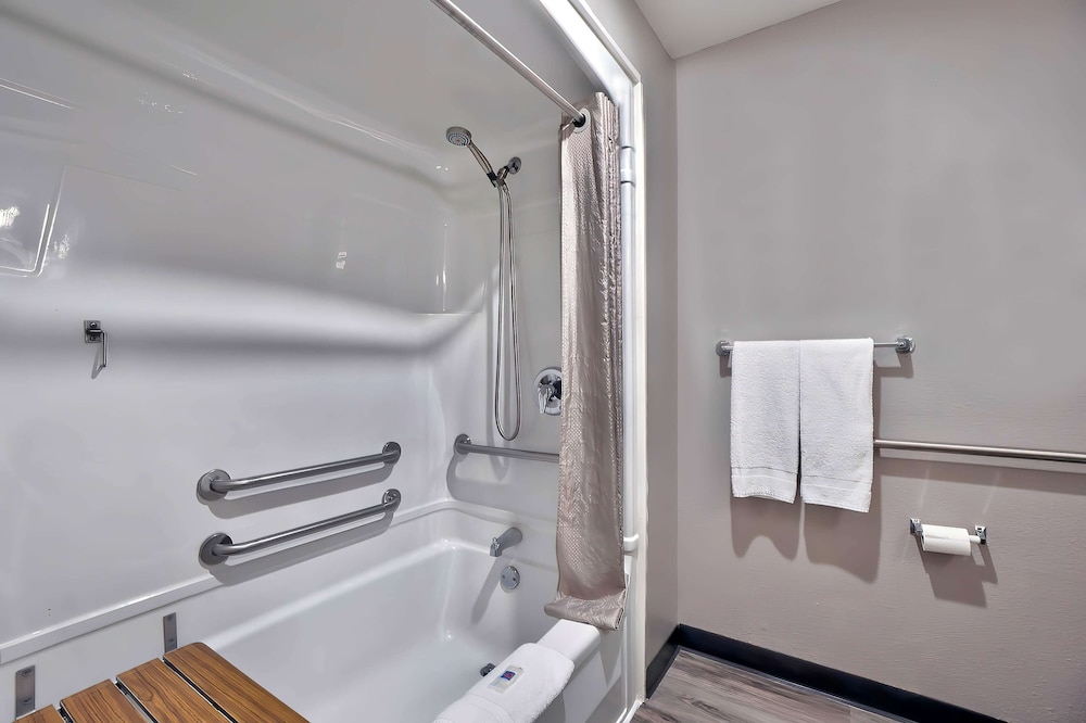 Standard Room, 1 King Bed, Accessible, Non Smoking photo 2