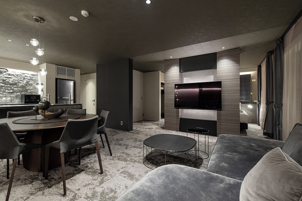 Quad Double Bed Suite - Photo 15