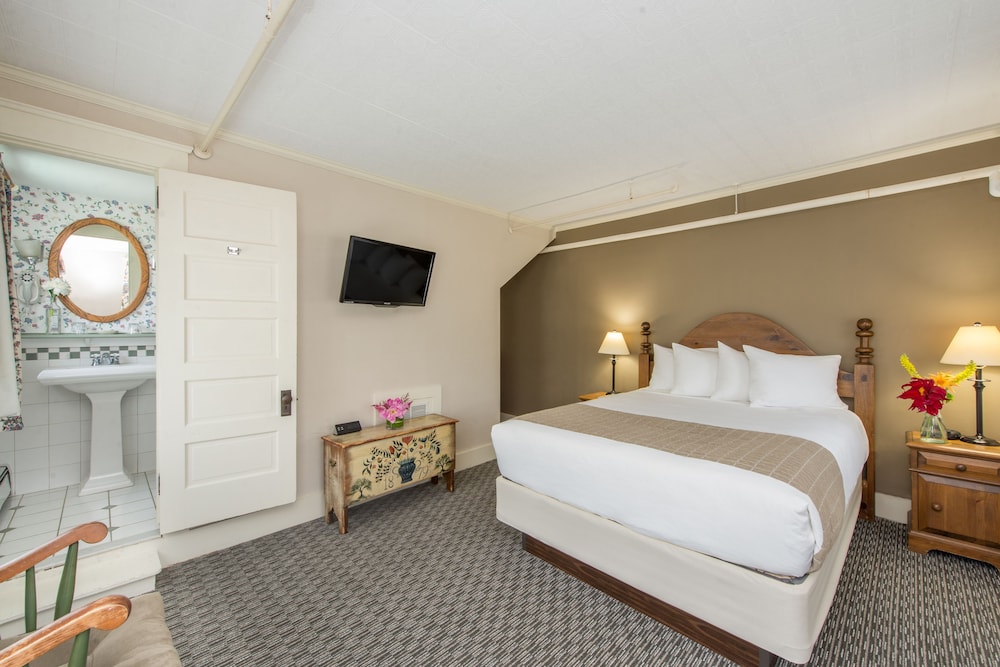 Standard Suite, 1 Queen Bed with Sofa bed (2 rooms) - Photo 2