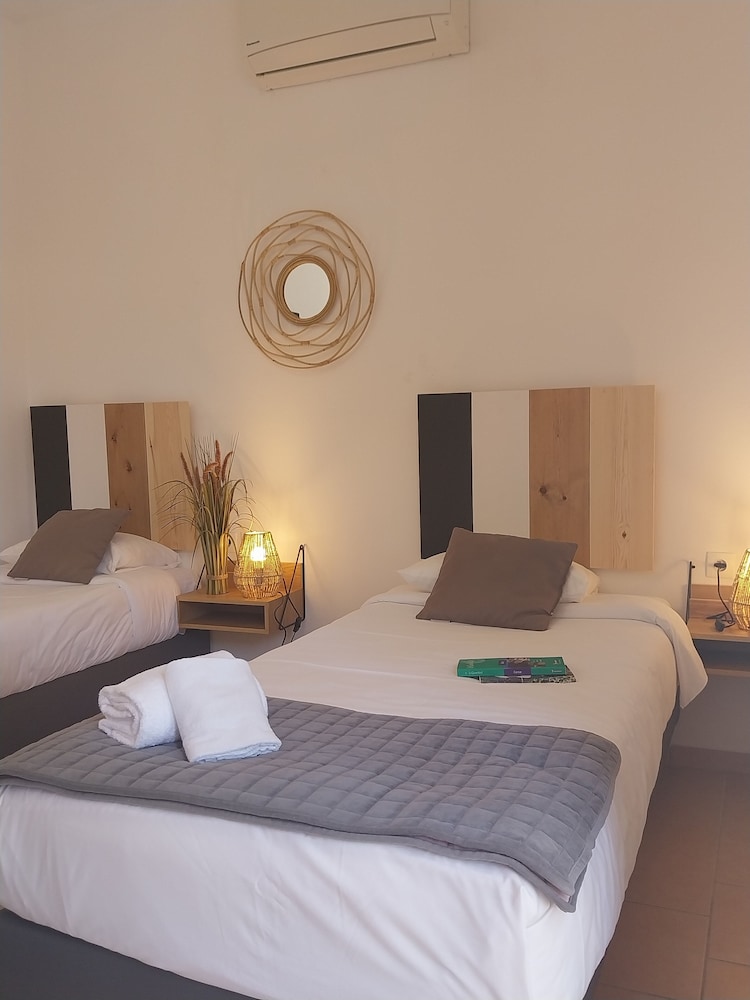 Basic Twin Room, 2 Twin Beds photo 3