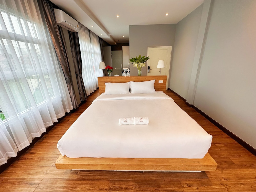 Deluxe Room, 1 King Bed, Non Smoking, Pool Access