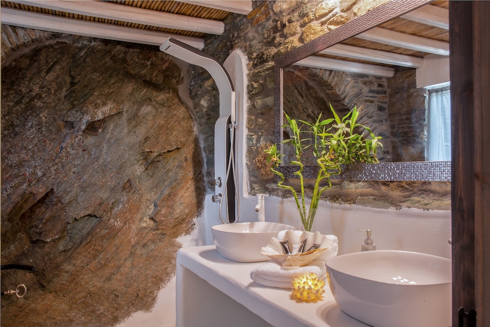 Deluxe Honeymoon Suite with Sea View photo 2