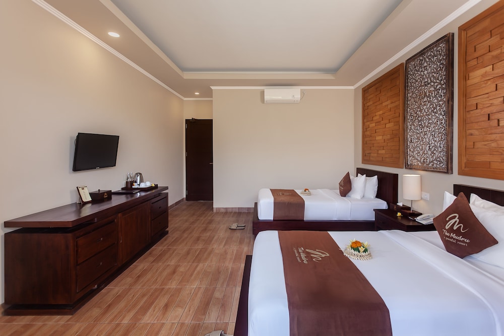Suite with Twin Bed and Pool View