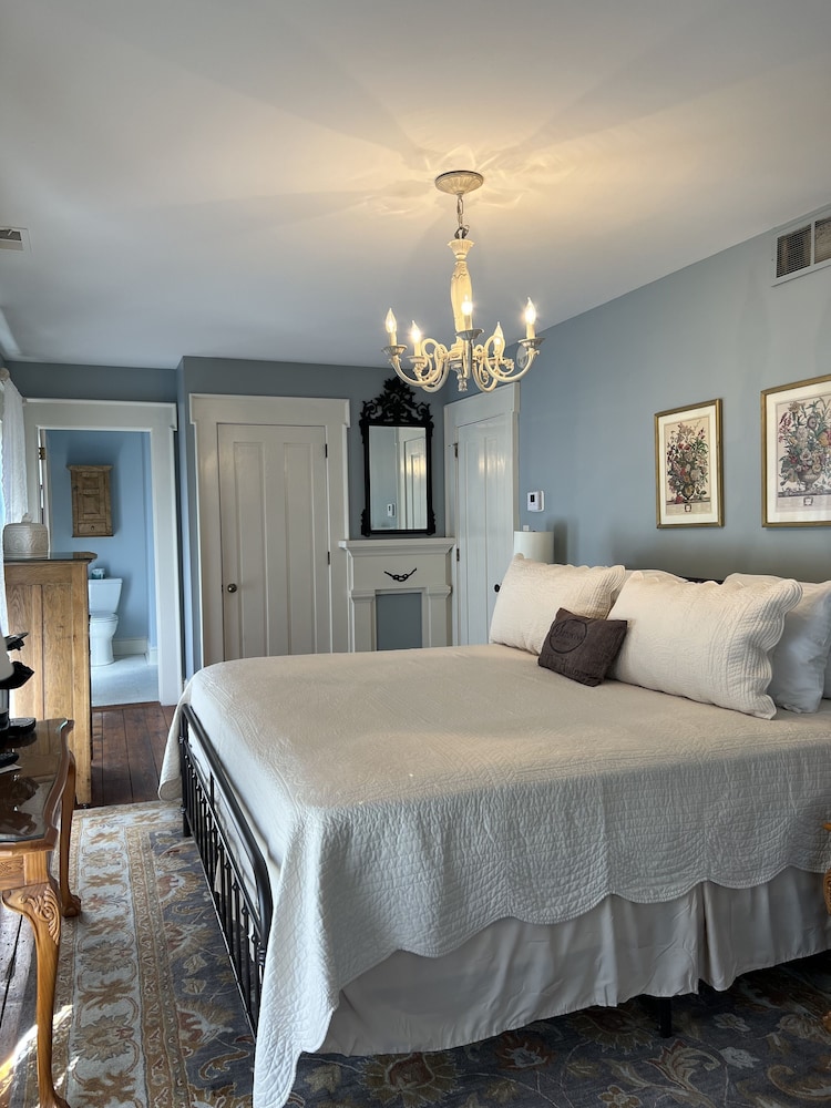 Standard Room, 1 King Bed (Rose; 2nd floor-stairs only) photo 1